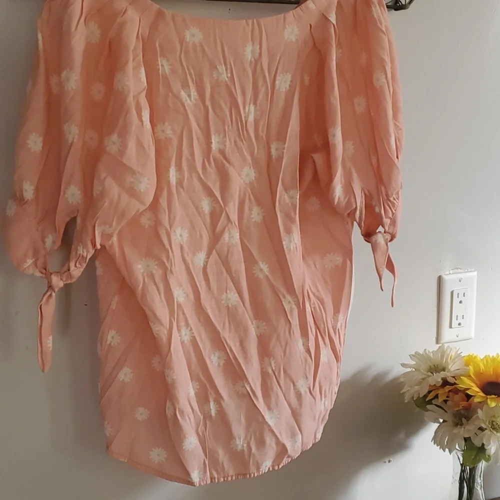 Pink dasiy Lauren Conrad top - Picture 7 of 8